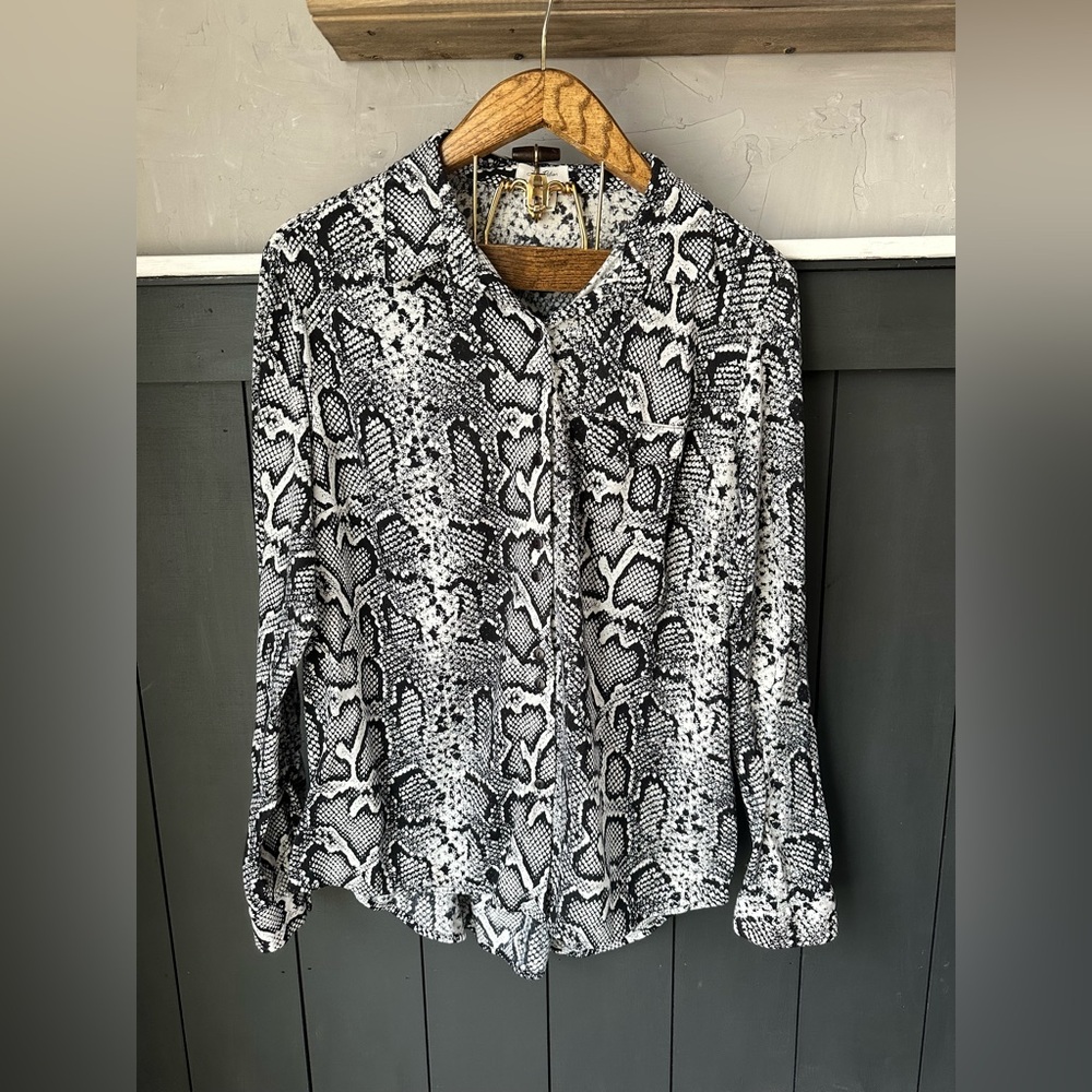 Women's Chic Snake Print Black White‎ Button-Up Blouse size XL